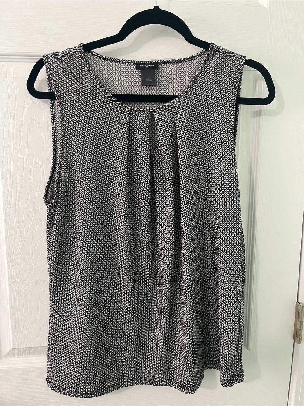 Ann Taylor Black and White Geometric Sleeveless Camisole